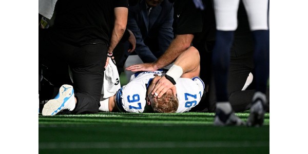 Le pass rusher des Detroit Lions, Aidan Hutchinson, s'est blessé pendant le match Le pass rusher des Detroit Lions, Aidan Hutchinson, s'est blessé pendant le match